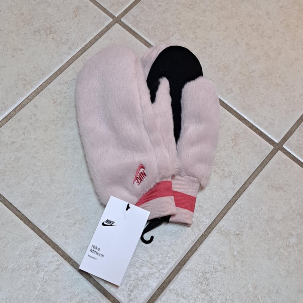 Nike Faux Fur Mittens in Pink - Size M/L